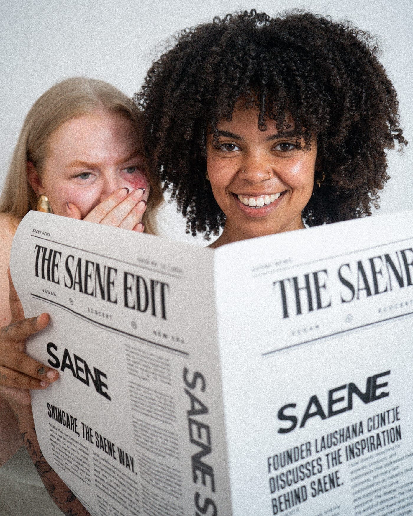 Two friends reading The Saene Edit